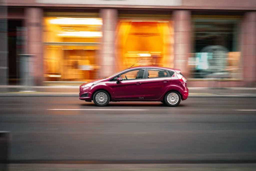 Voiture en mouvement en ville
